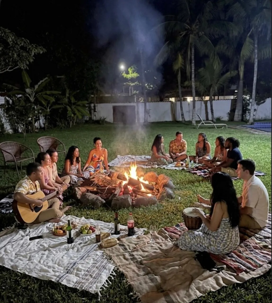 Encontro e música ao redor da fogueira