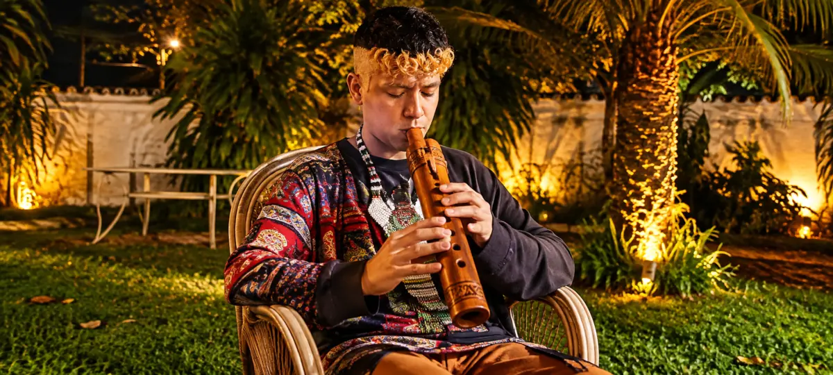 Música ao vivo no jardim durante encontro na Casa Soul Sol