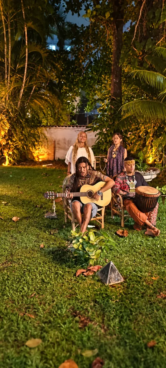 Pessoas com instrumentos musicais no jardim durante o encontro FAYABOO