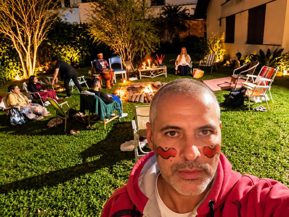 Participante com pintura facial diante da roda no jardim