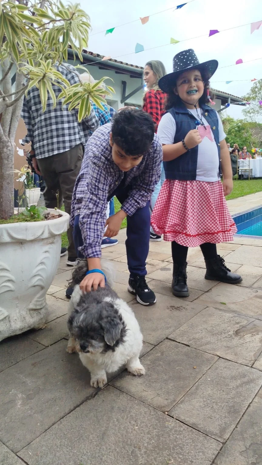 Convidados fantasiados durante a festa junina
