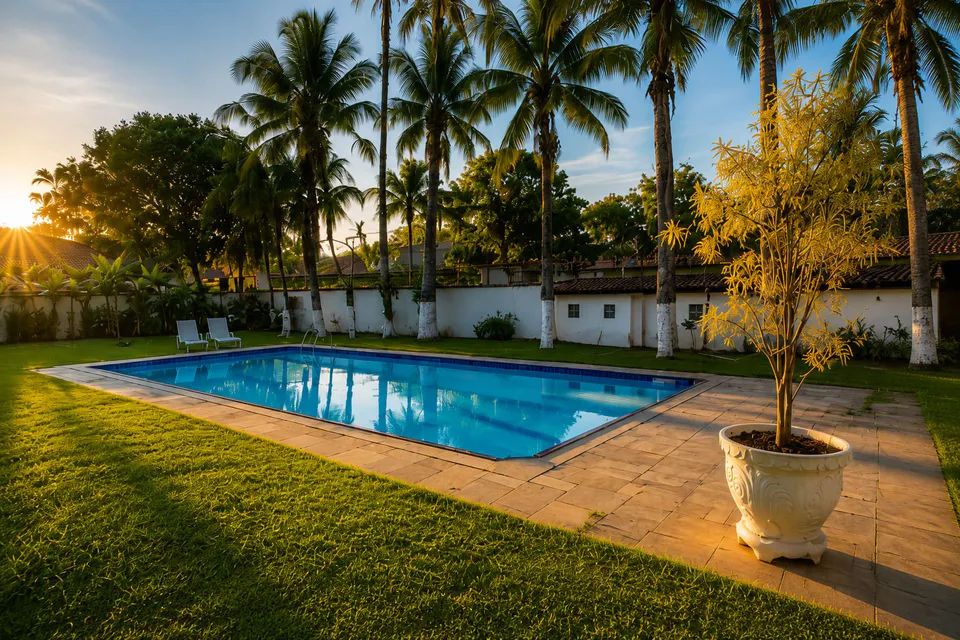Piscina, jardim e coqueiros