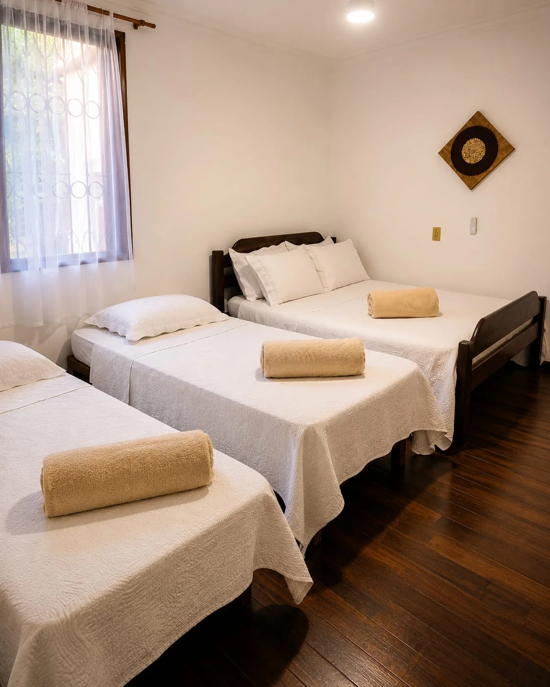 Quarto preparado com camas de solteiro