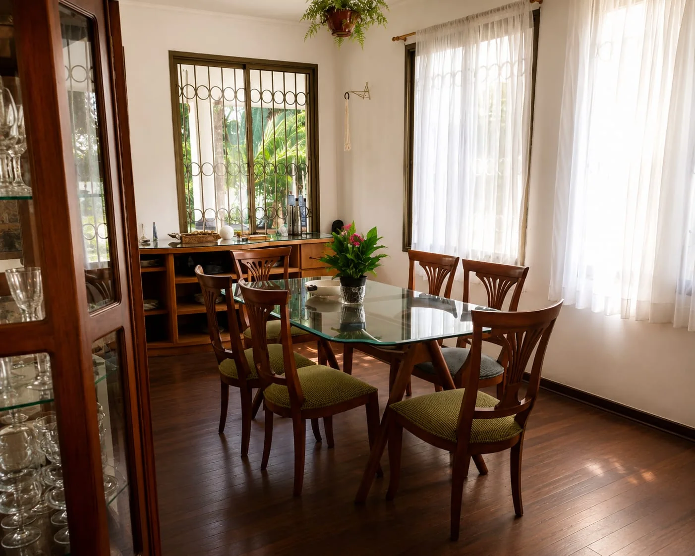 Sala de jantar com mesas junto às janelas