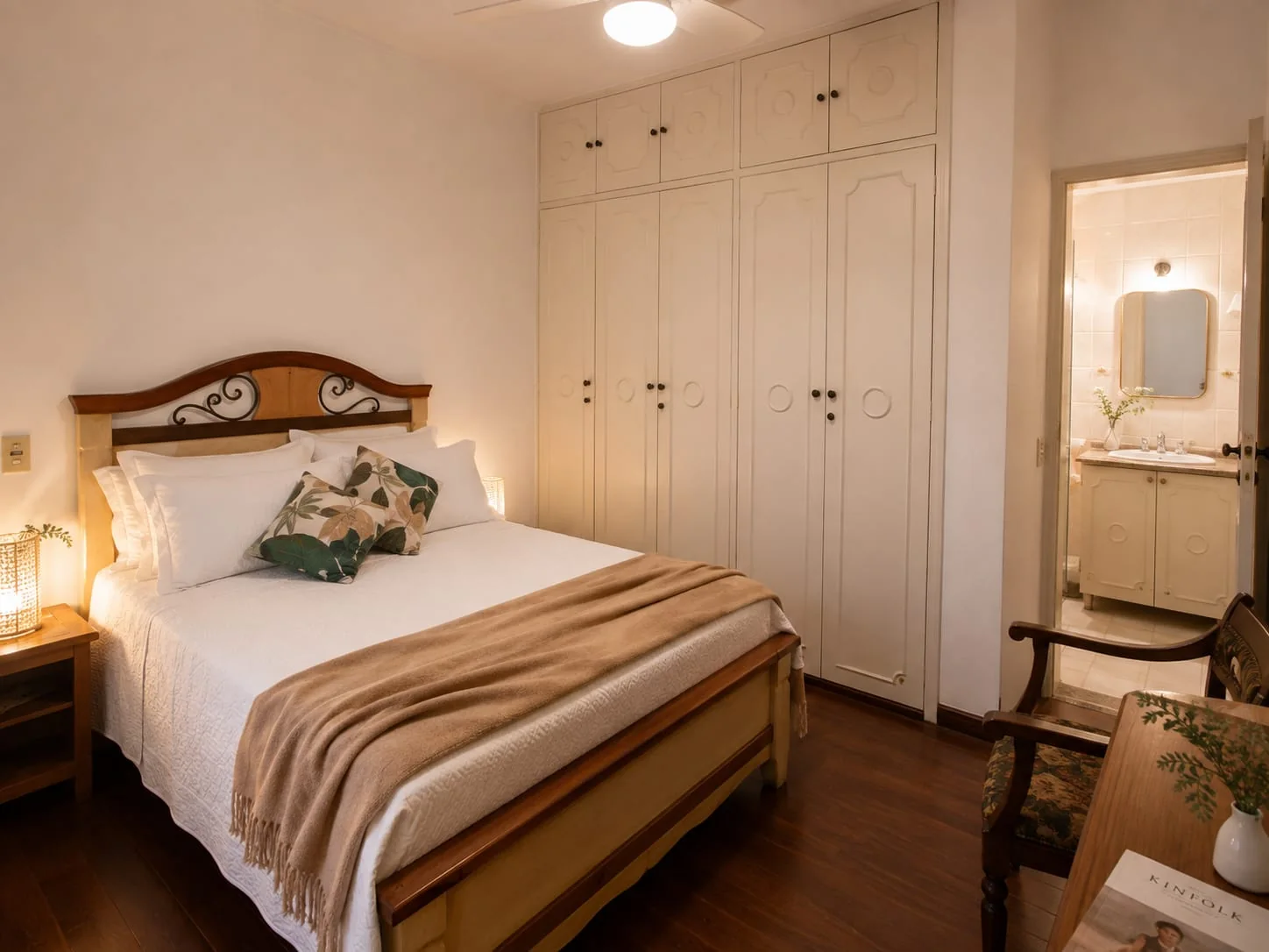 Quarto de casal com armários e banheiro