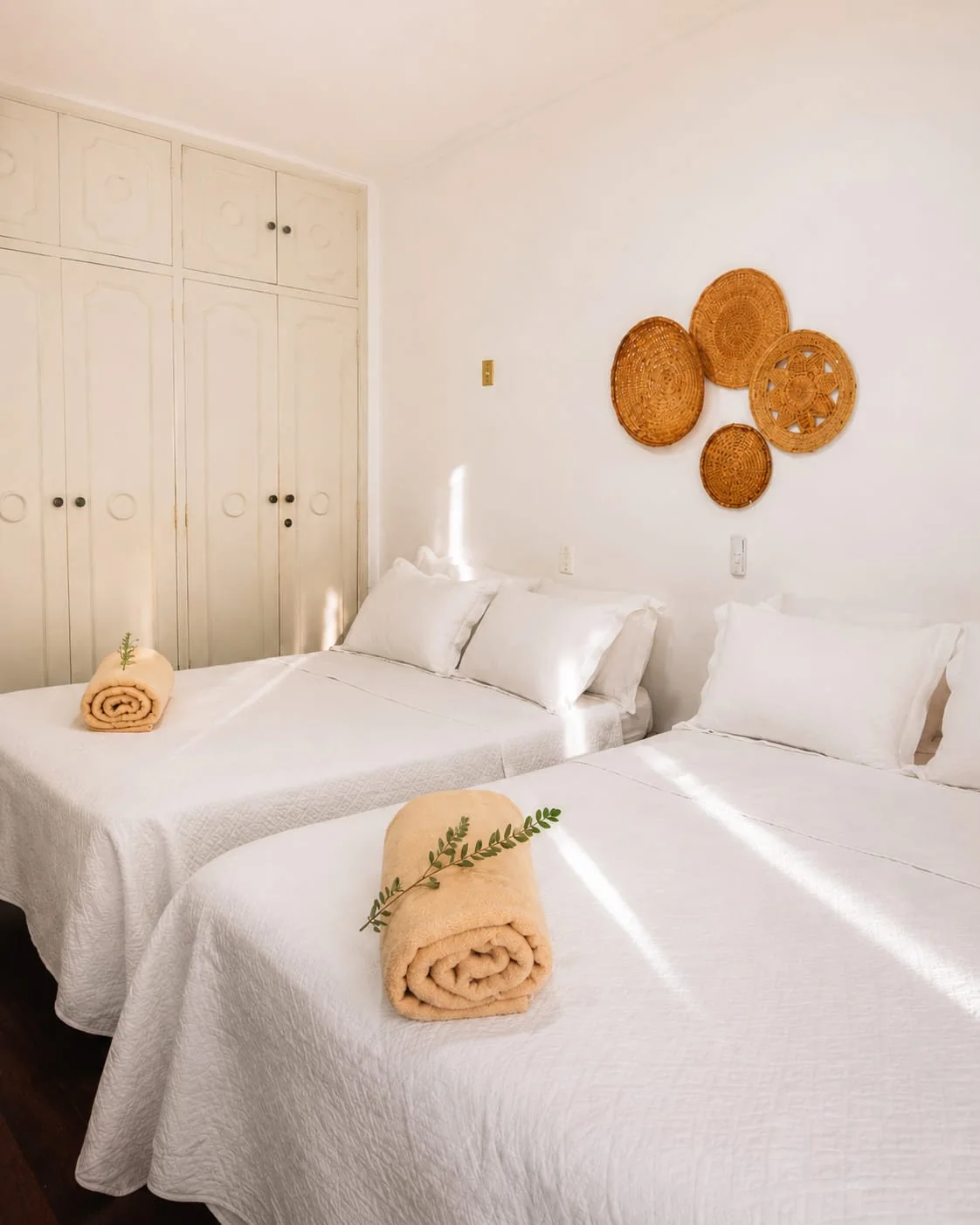 Quarto claro com três camas de solteiro
