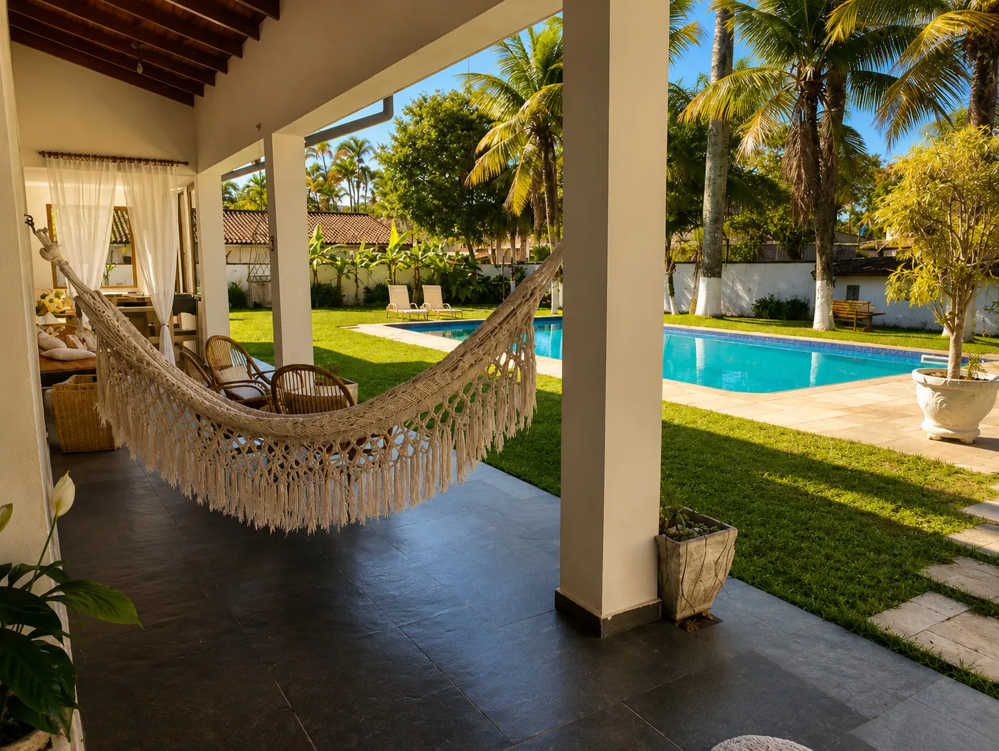 Varanda com rede e vista para a piscina